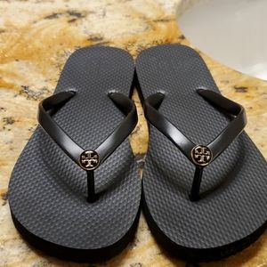 Flip flops in black
